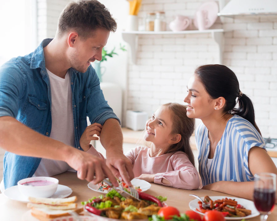 Tạo cho trẻ tâm lý thoải mái khi ăn uống