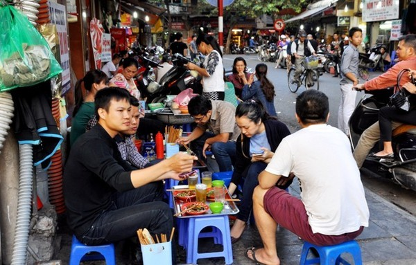 Người bệnh viêm đại tràng mãn tính không nên ăn đồ ăn ngoài vỉa hè