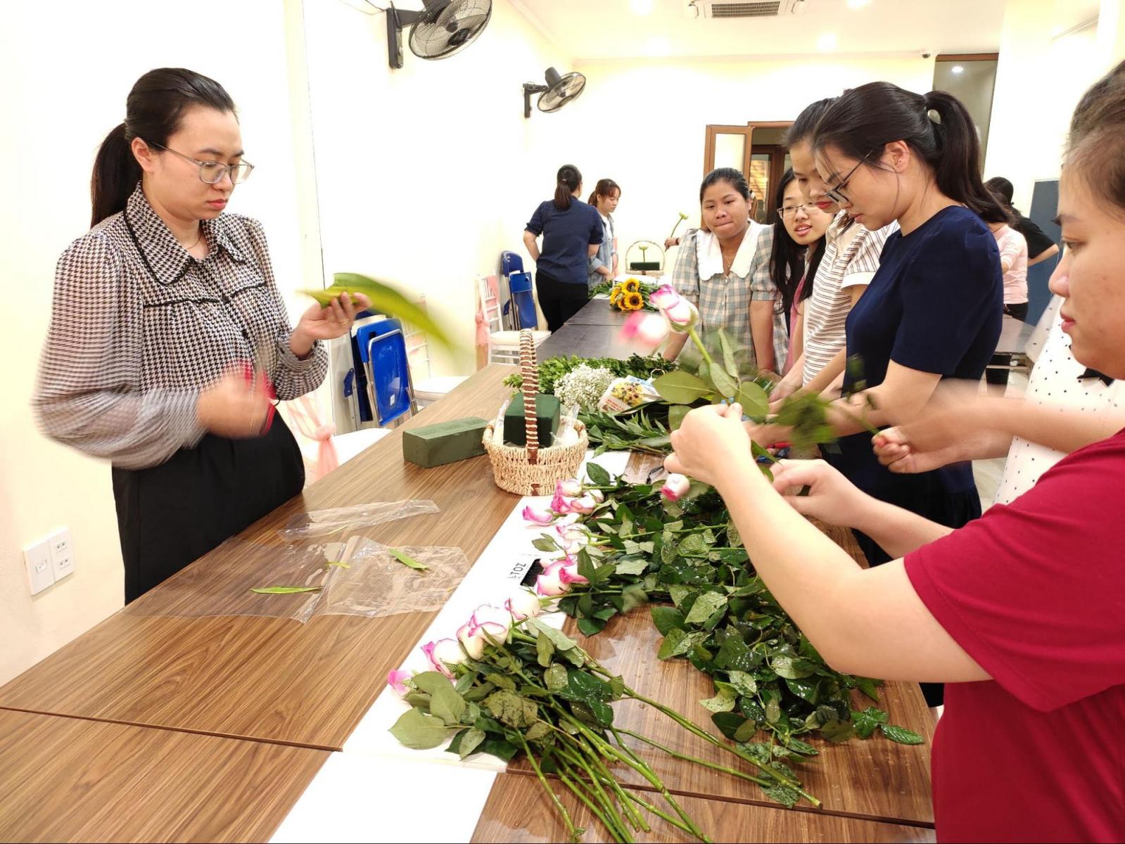 Hậu trường của màn thi cắm hoa